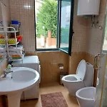 아파트 Shtepia E Luleve 골렘