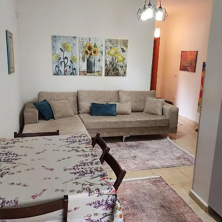 Shtepia E Luleve * Golem (Tirana)