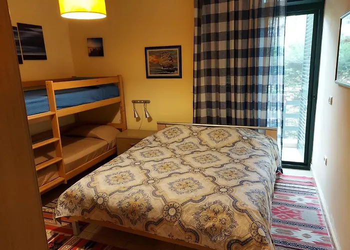 Shtepia E Luleve * Golem (Tirana)