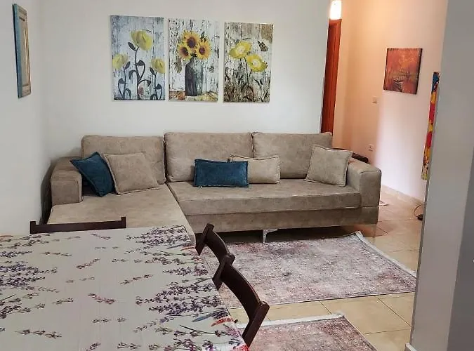 Shtepia E Luleve * Golem (Tirana)